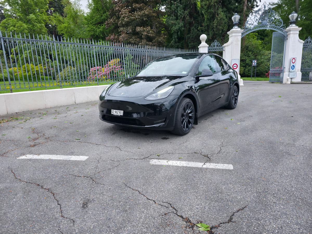 Tesla Model Y noire DRIVETOME pour trajet Genève Interlaken