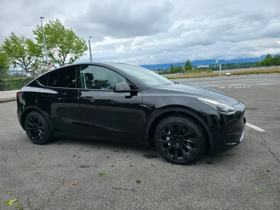 Tesla Model Y noire — votre véhicule DRIVETOME à Genève